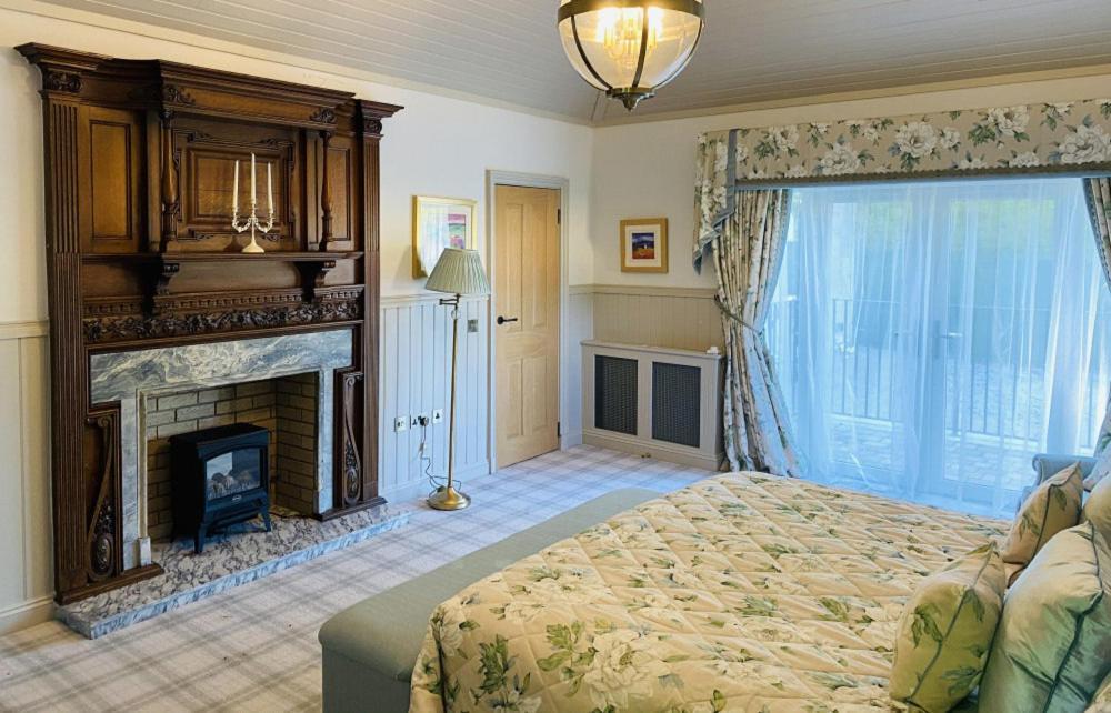 Crossbasket Castle Hotel & Restaurant High Blantyre 외부 사진